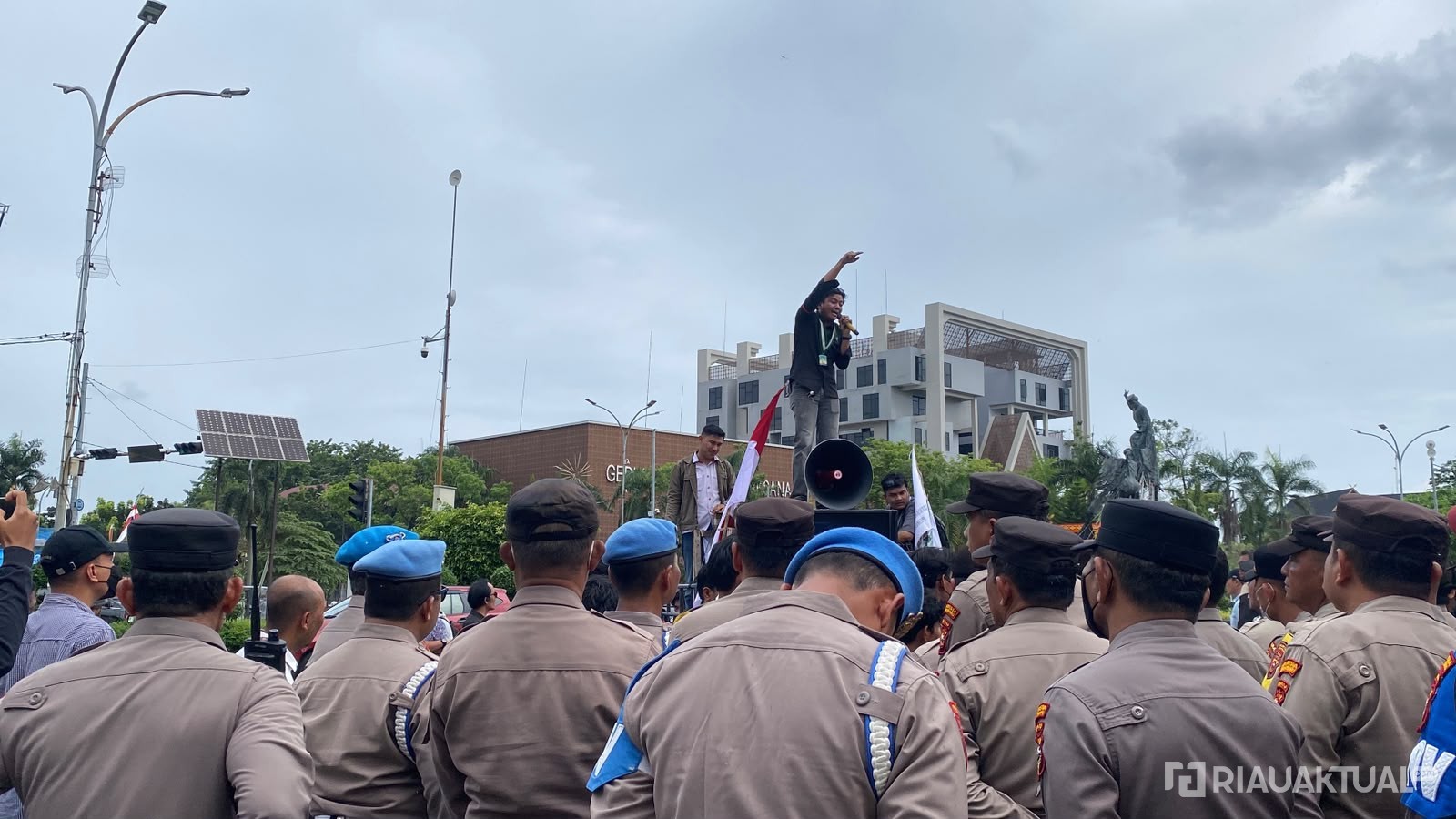 KAMMI Riau Geruduk Kantor Gubernur, Karhutla dan Dana Migas Jadi Sorotan