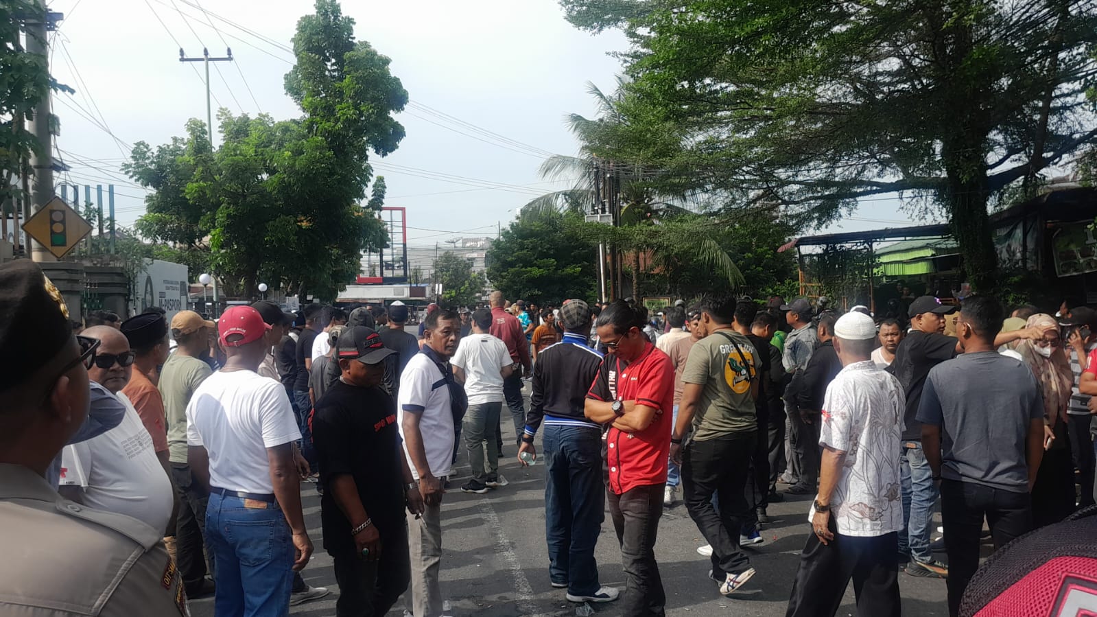 Massa Pendukung Abdul Wahid Desak Pembebasan, Serukan Penangkapan SF Harianto di PN Pekanbaru