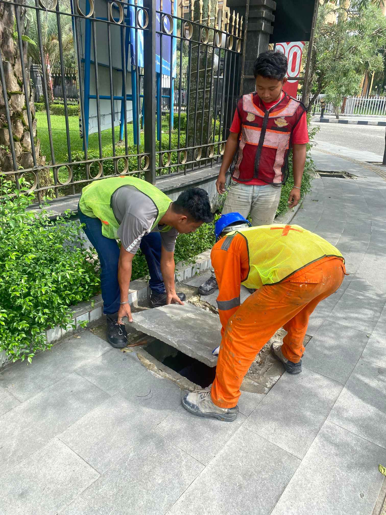 Hilang Dicuri, Dishub Pasang Kembali Belasan Penutup Saluran Air di Pedestrian Kota Pekanbaru 