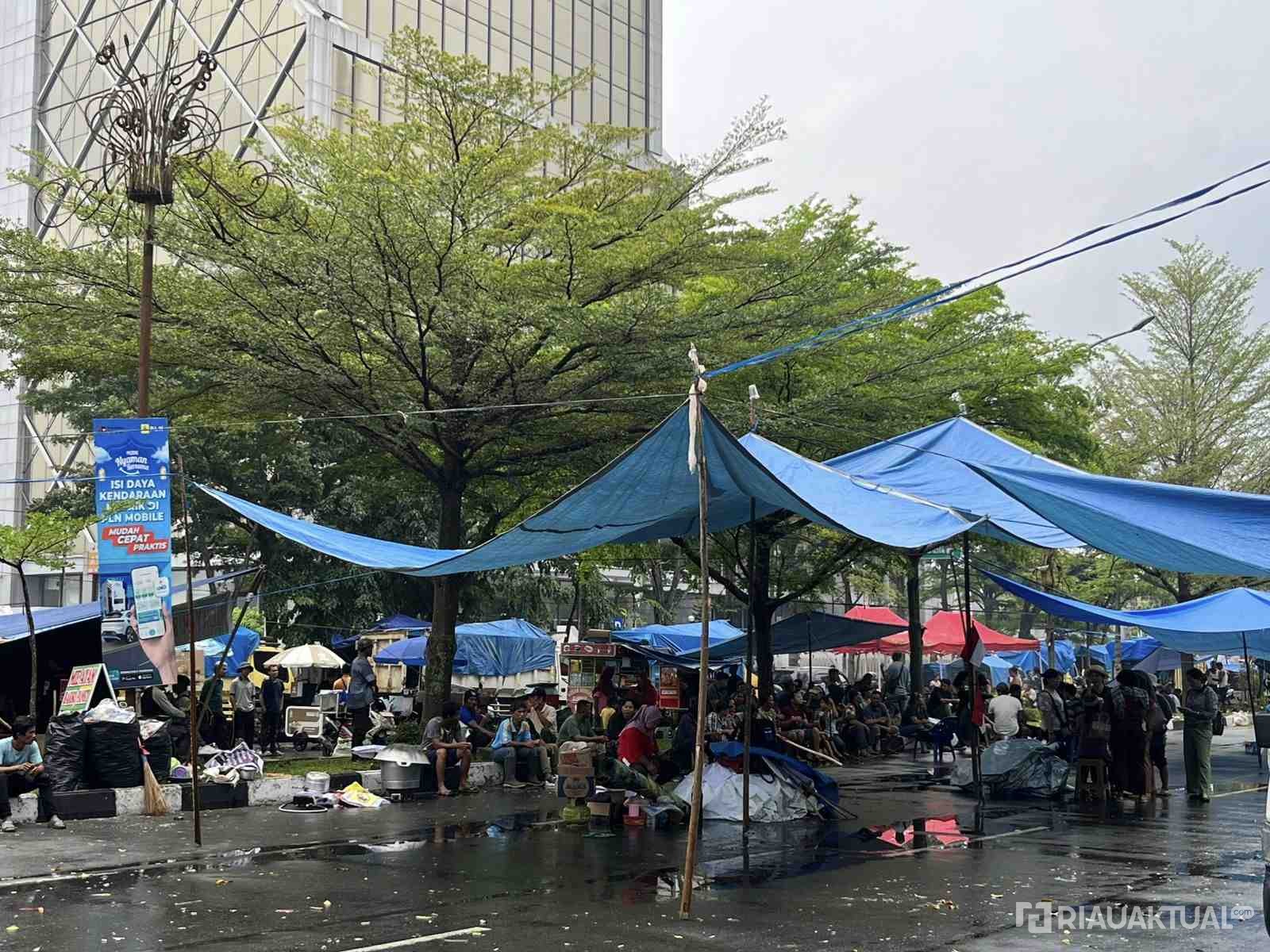 Pendemo tak Tinggalkan Lokasi Unjuk Rasa Meski Diguyur Hujan