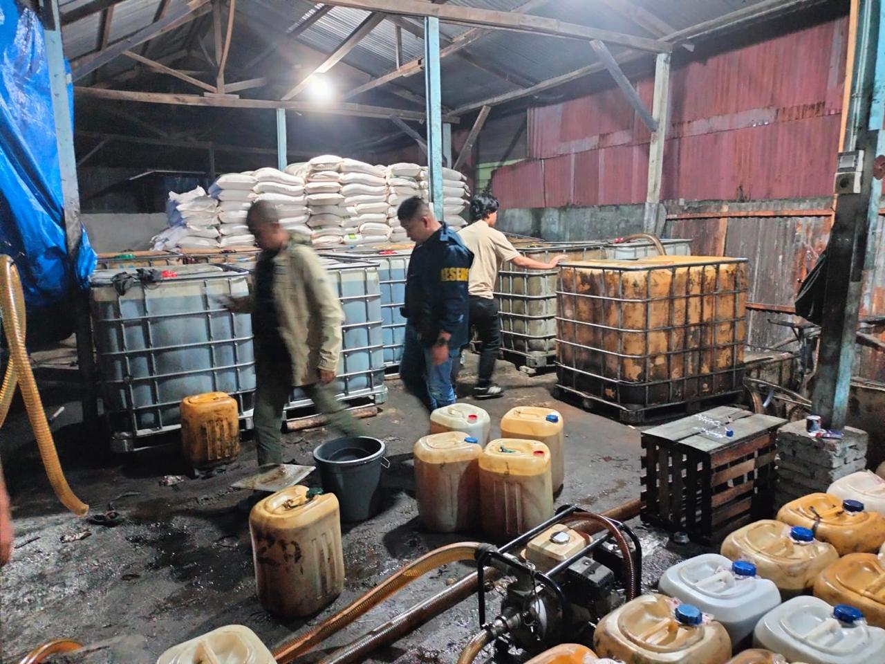 Polda Riau Bongkar Gudang Solar Subsidi di Siak, 2 Orang Jadi Tersangka