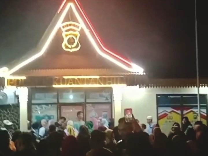 Massa Geruduk Kantor Polsek Kuantan Hilir, Tersangka PETI Dibawa Kabur