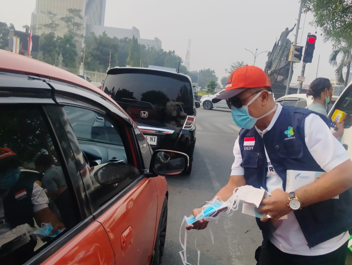 Waspada ISPA! Diskes Pekanbaru Bagikan Ribuan Masker di Tengah Kabut Asap