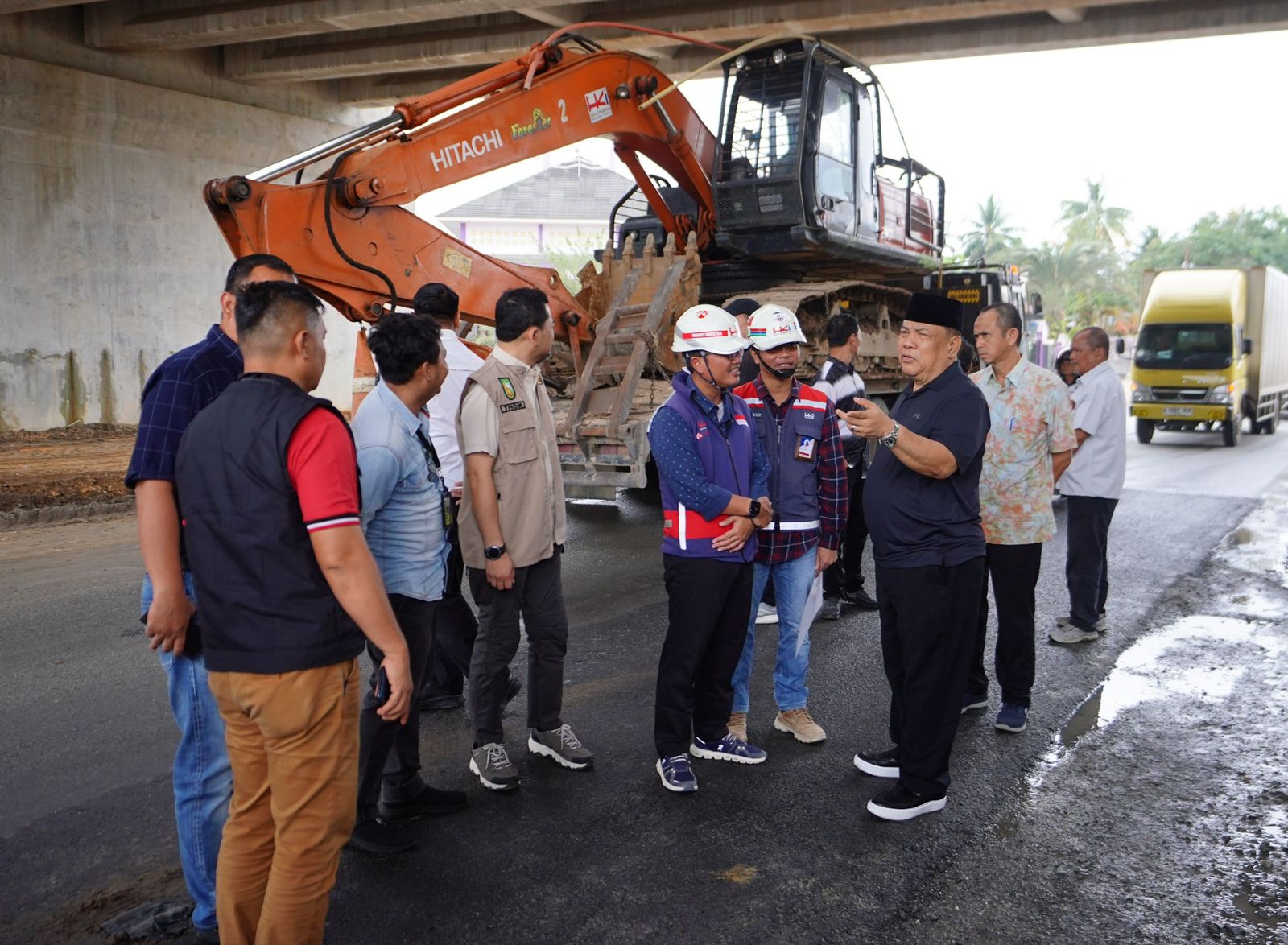 Sinergi Bersama HK, Plt Gubri Tinjau Perbaikan Jalan Sungai Sibam - Pantai Cermin