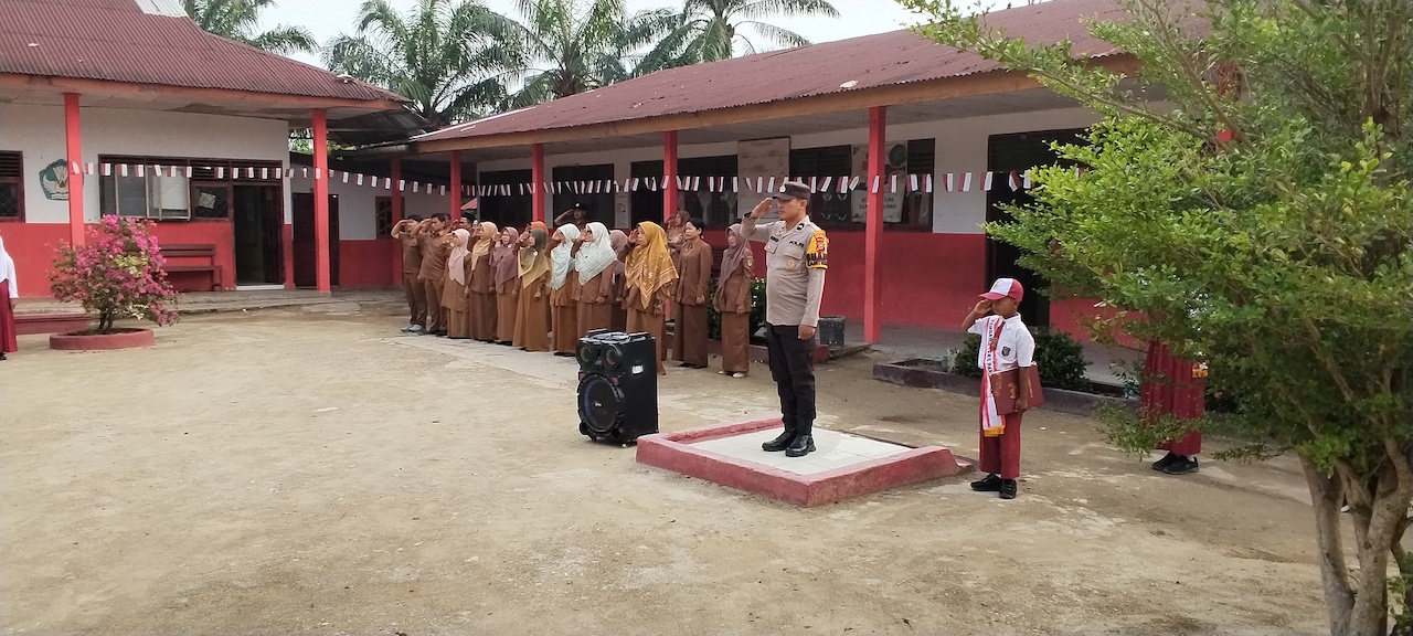 Jadi Pembina Upacara di SDN 010, Polsek Rimba Melintang Ingatkan Soal HP dan Bahaya Narkoba Sejak Dini