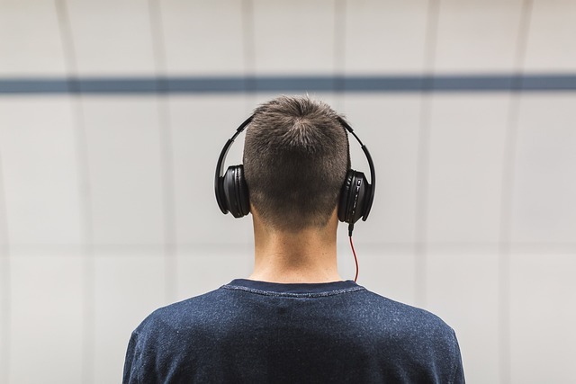 Earbuds atau Headphones: Mana yang Lebih Aman buat Telinga?