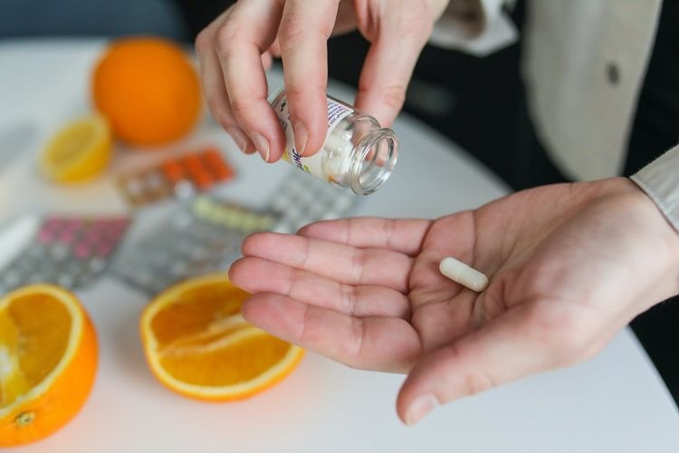 Benarkah Sering Minum Vitamin C Bisa Sebabkan Batu Ginjal? Ini Kata Dokter