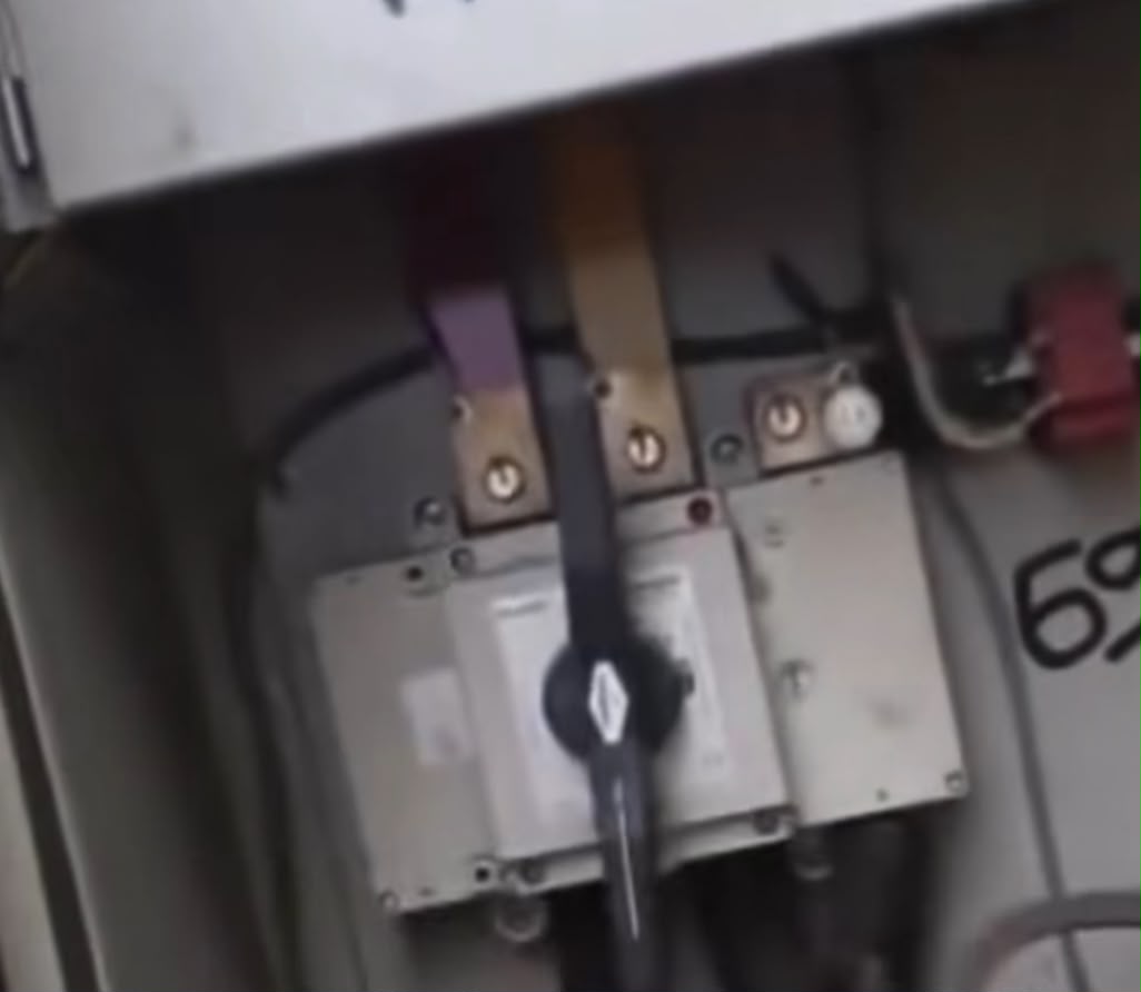 Kepergok Curi Ampere Listrik, Mobil Pencuri Kabur dari Kejaran Petugas PLN di Pekanbaru
