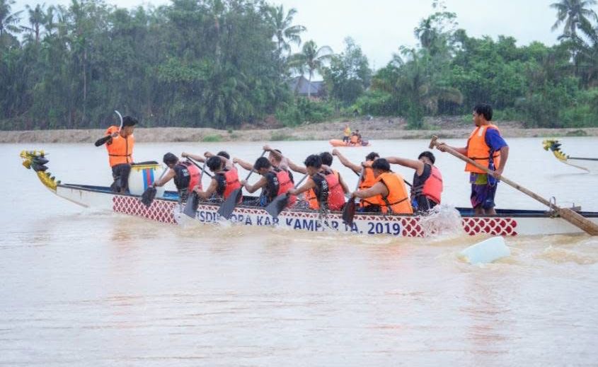 Meriah, Bupati Ahmad Yuzar Lepas Pacu Sampan HUT ke-76 Kampar