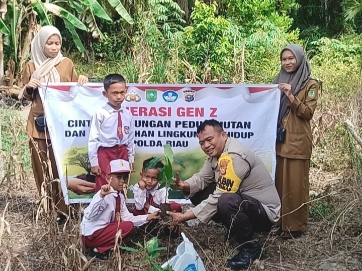 Tanam Pohon di SDN 012 Rohil, Polsek Rimba Melintang Edukasi Siswa Lewat Green Policing