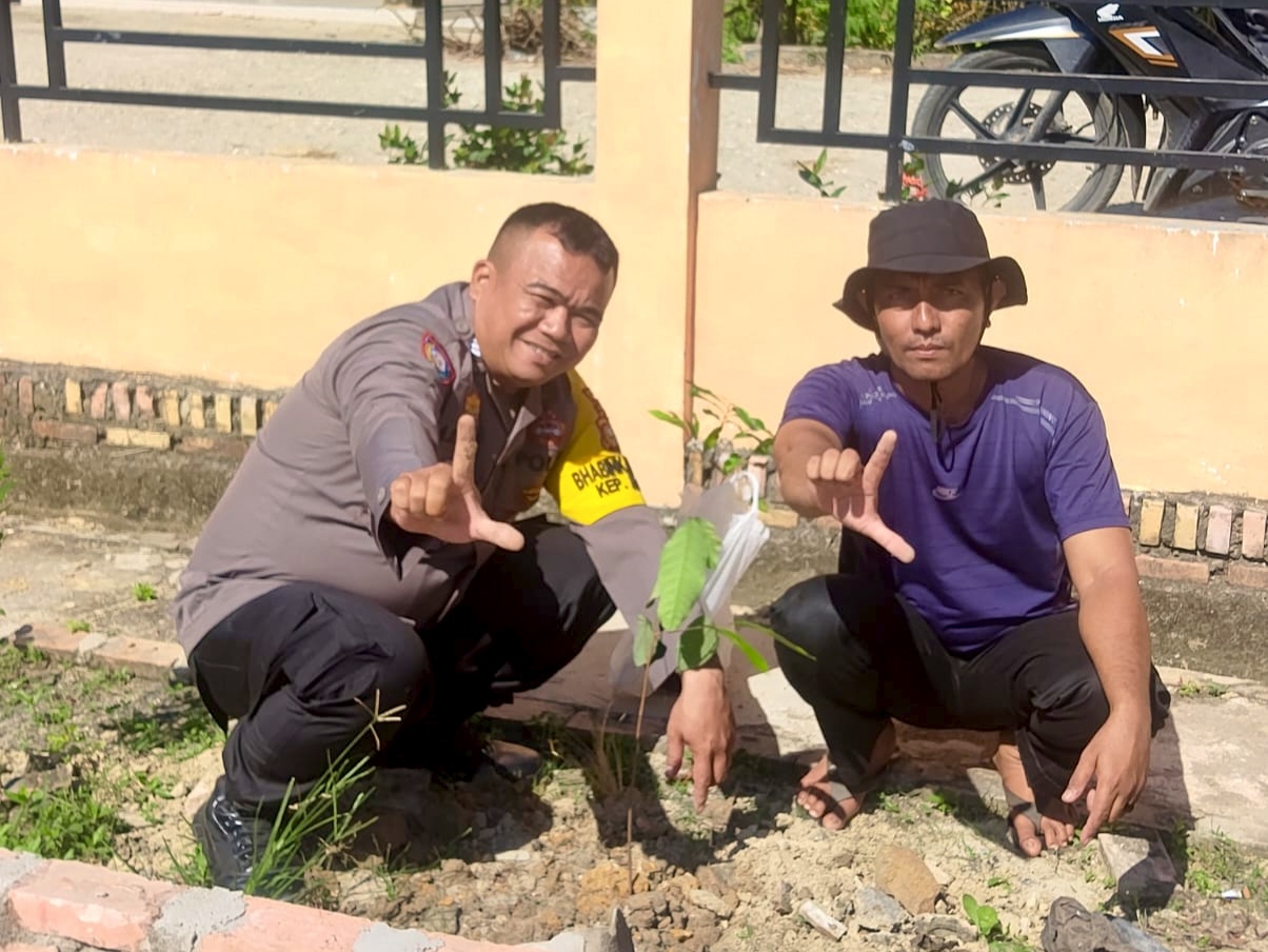 Green Policing, Polsek Rimba Melintang Tanam Matoa dan Mahoni di Masjid Darul Makmur
