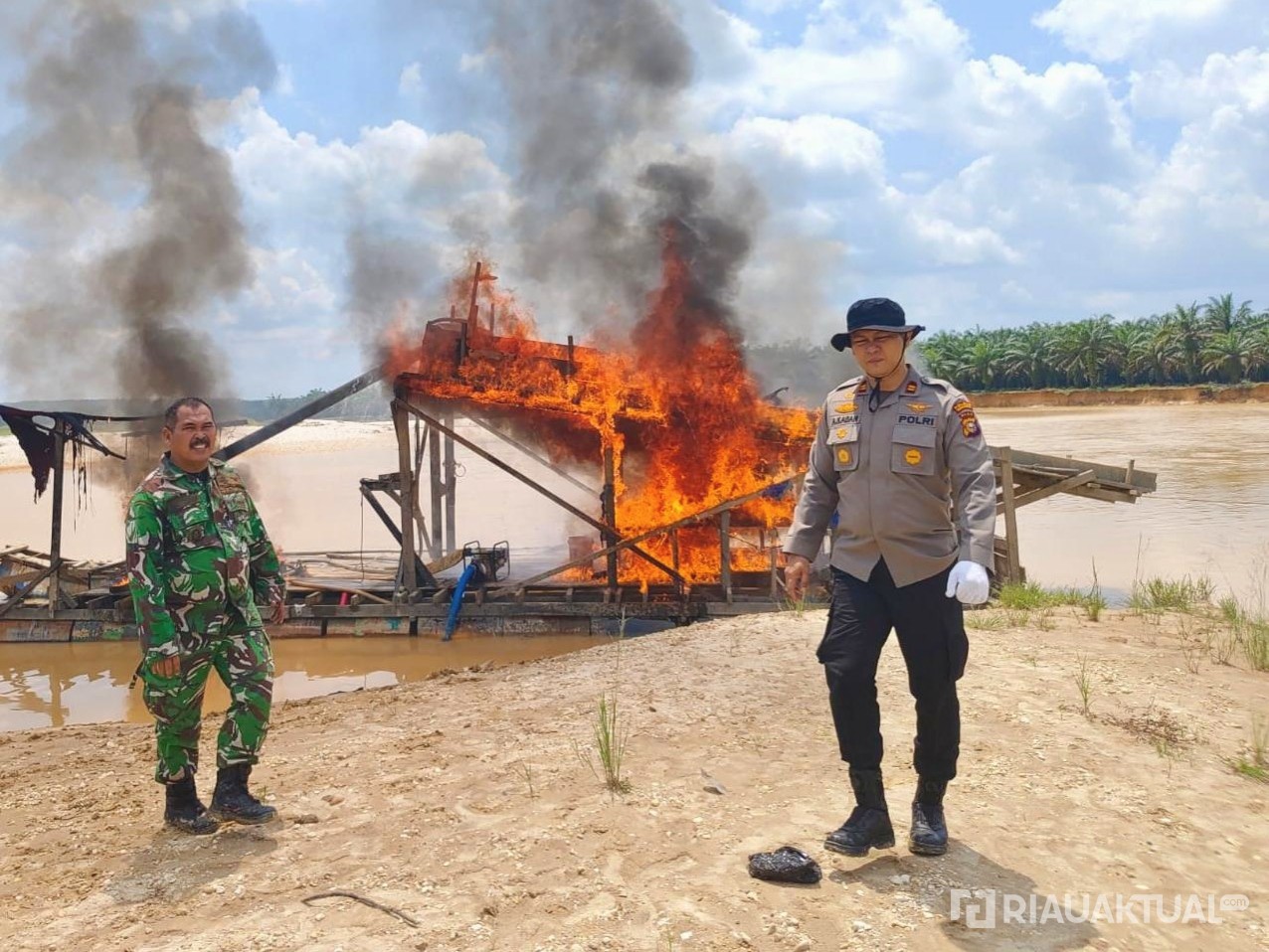TNI-Polri Gerak Cepat Musnahkan 12 Rakit PETI di Kuansing