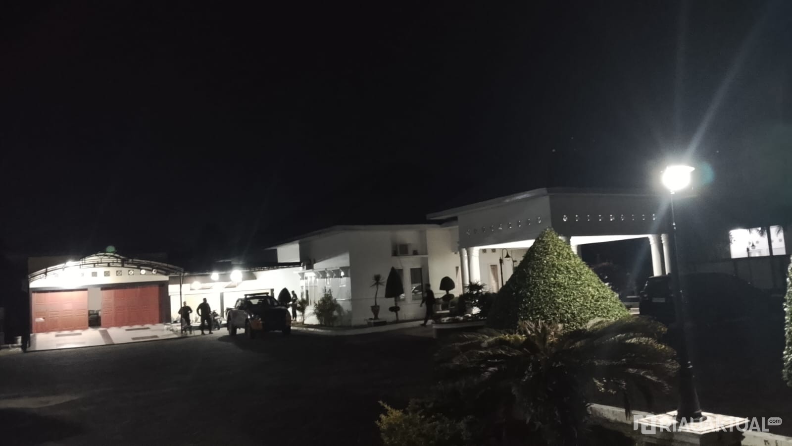 Malam Ini Tim KPK Masih di Rumah Dinas Sekda Kuansing, Brimob Bersenjata Berjaga