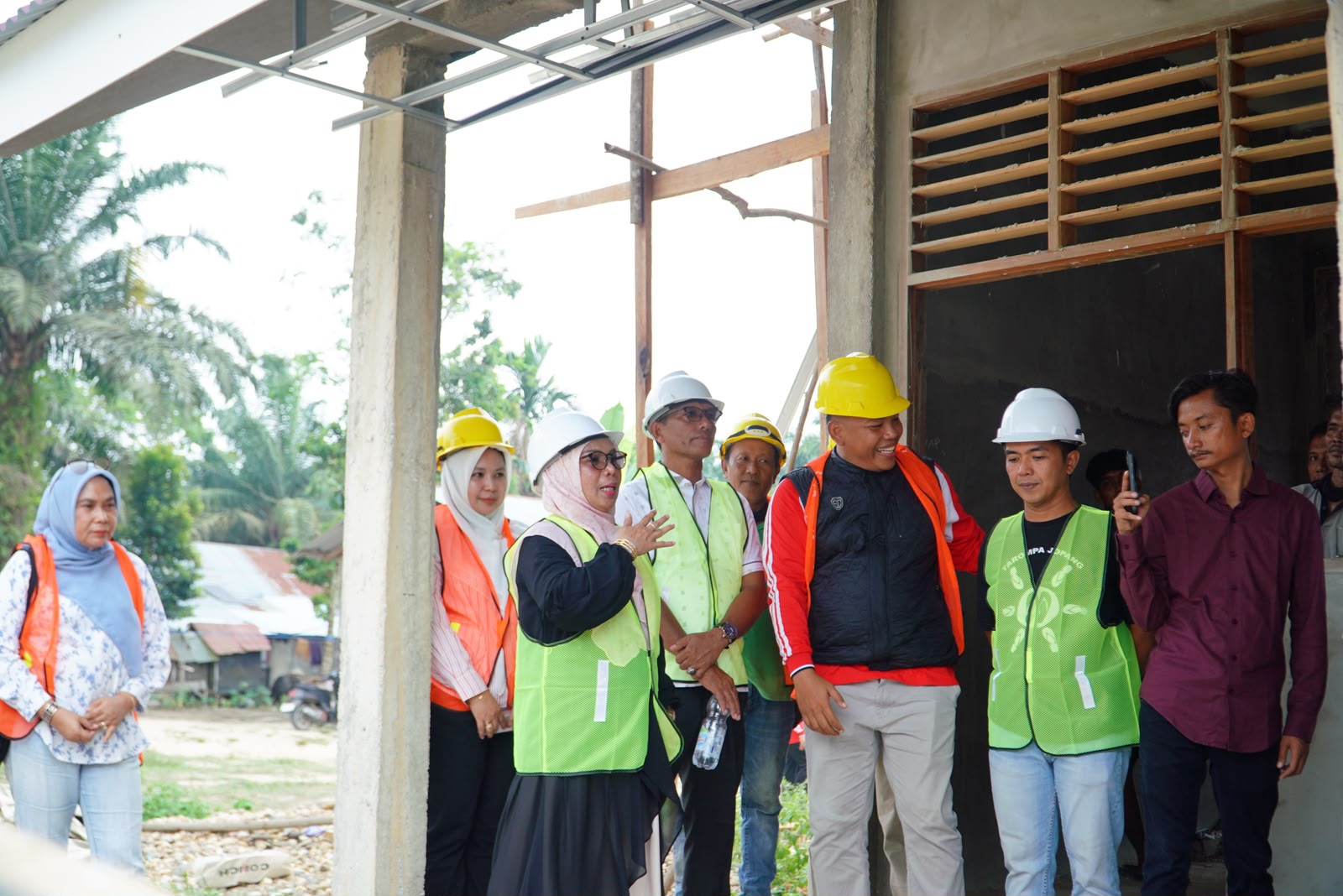 Sekolah Berdinding Papan Direvitalisasi, Wabup Kampar Tinjau SDN 012 Rantau Kasih