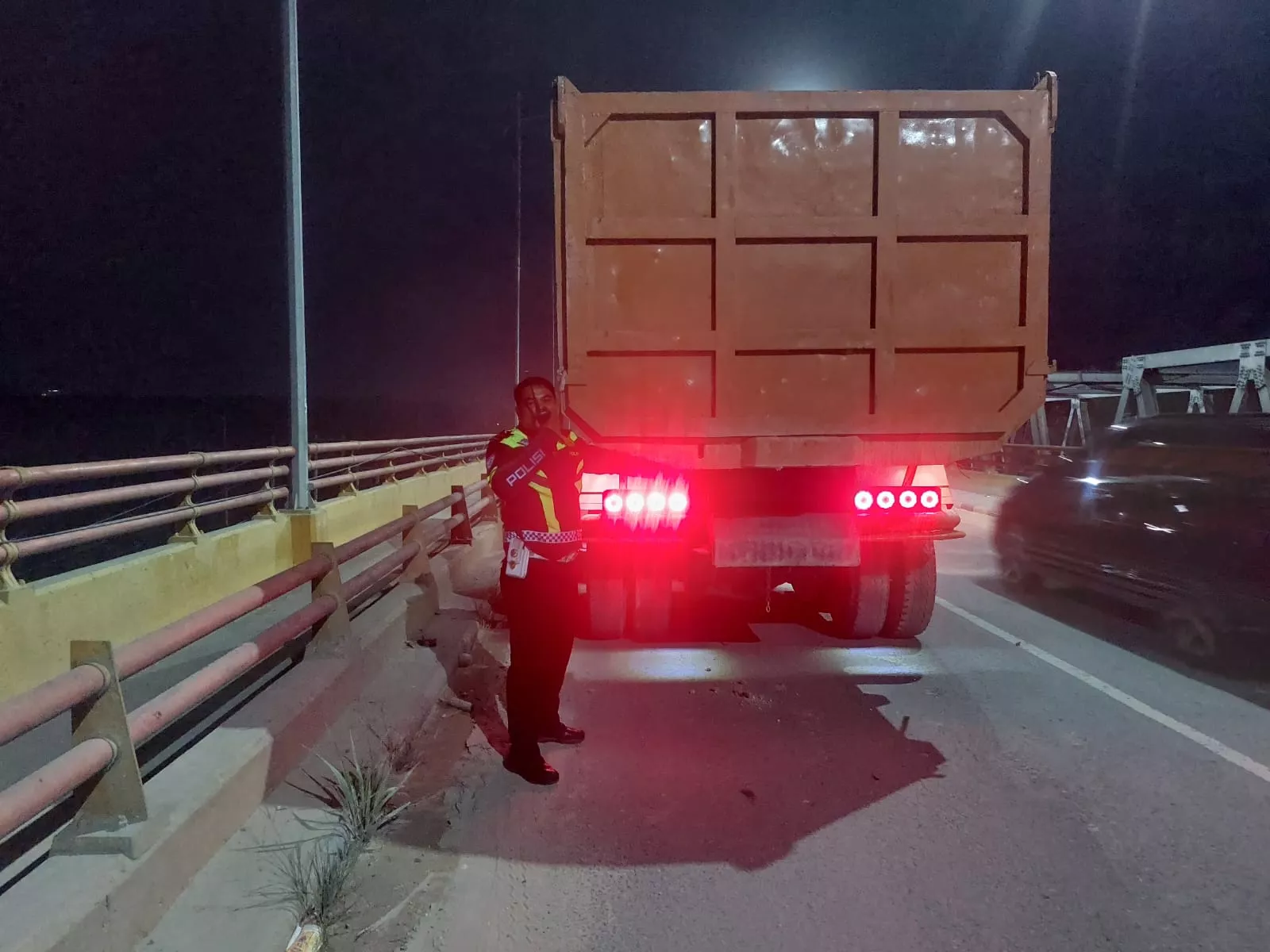 Rem Blong, Truk Lindas Motor di Jembatan Siak II Pekanbaru, 2 Tewas