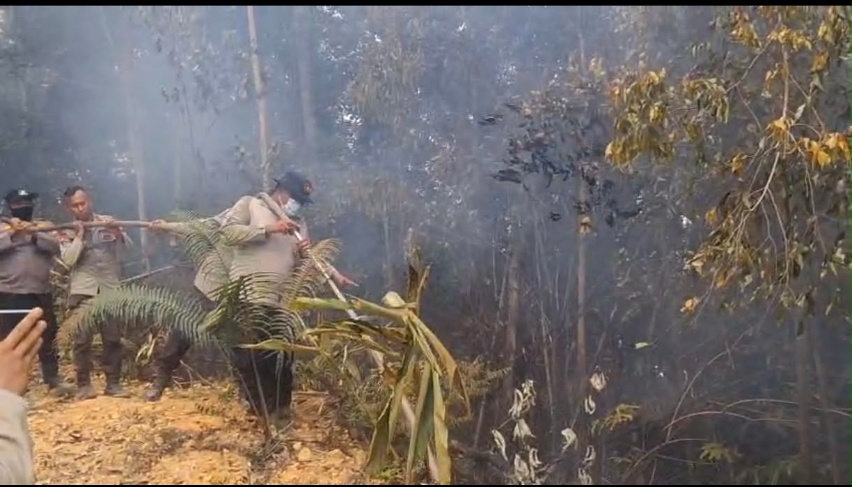5 Jam Menembus Medan Terjal, Kapolres Kampar Pimpin 98 Personel Padamkan Karhutla