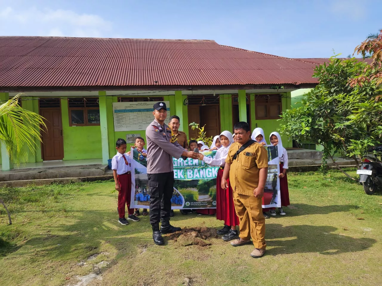 Green Policing Masuk Sekolah, Polsek Bangko Pusako Edukasi Siswa soal Lingkungan