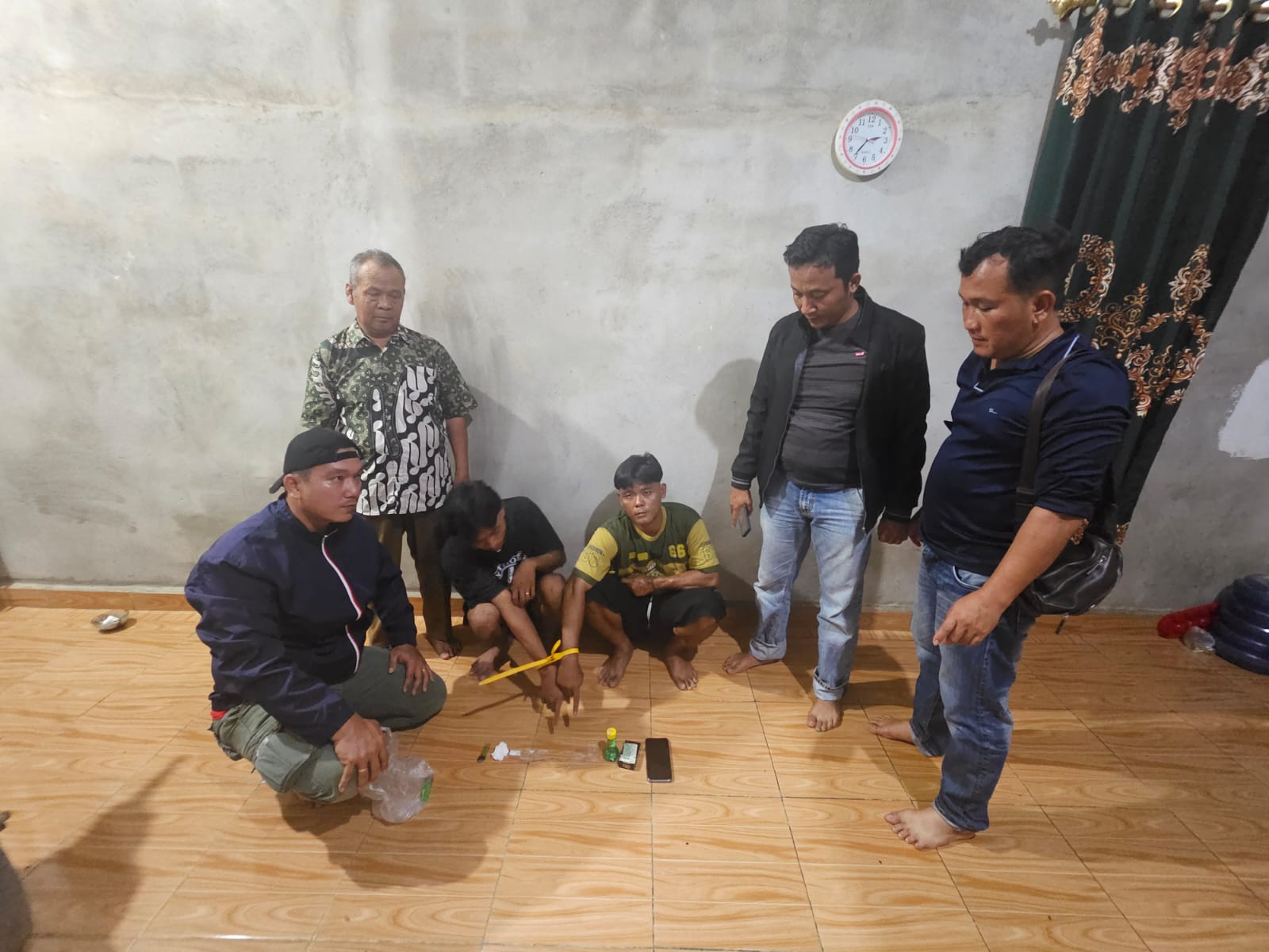 Gerebek Rumah di Rohil, Polsek Rimba Melintang Amankan 2 Pria dan Sita 1,77 Gram Sabu