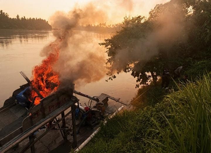Polsek Cerenti Bakar Satu Rakit PETI di Sungai Kuantan