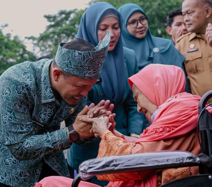 Wako Agung Bagikan Ribuan Paket Sembako ke Masyarakat di Peringatan HKG PKK Pekanbaru ke-54