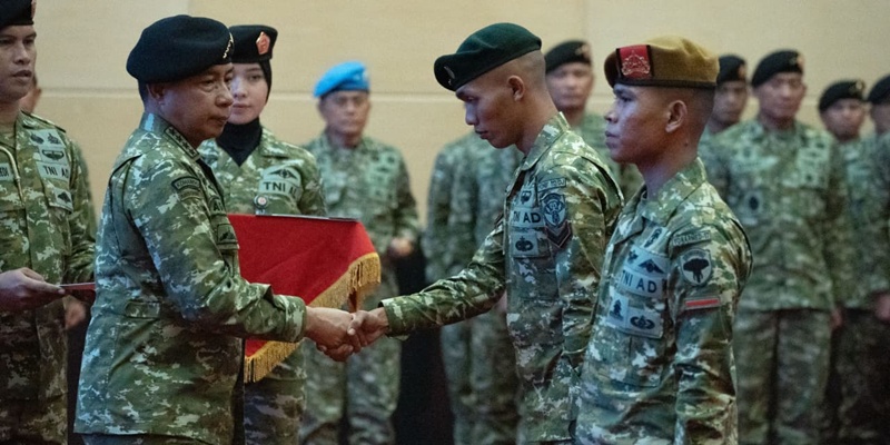 Turunkan Bendera Bulan Bintang, Dua Prajurit TNI Raih Kenaikan Pangkat Luar Biasa