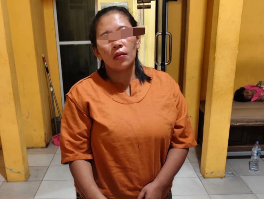 Wanita di Kampar Ditangkap dengan 12 Paket Sabu, Suami Jadi Buronan