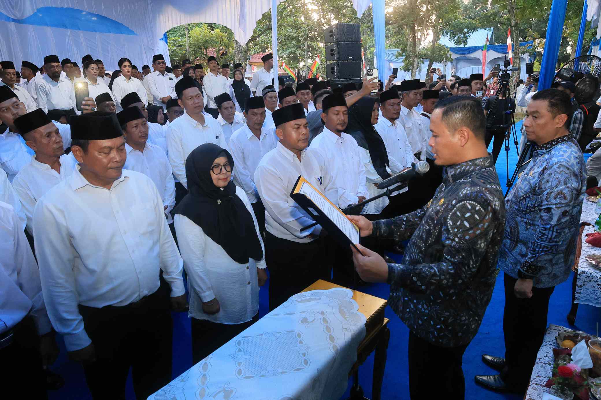 Wako Agung Kukuhkan Ketua RT dan RW se-Kecamatan Tenayan Raya, Ajak Sukseskan Program Pembangunan