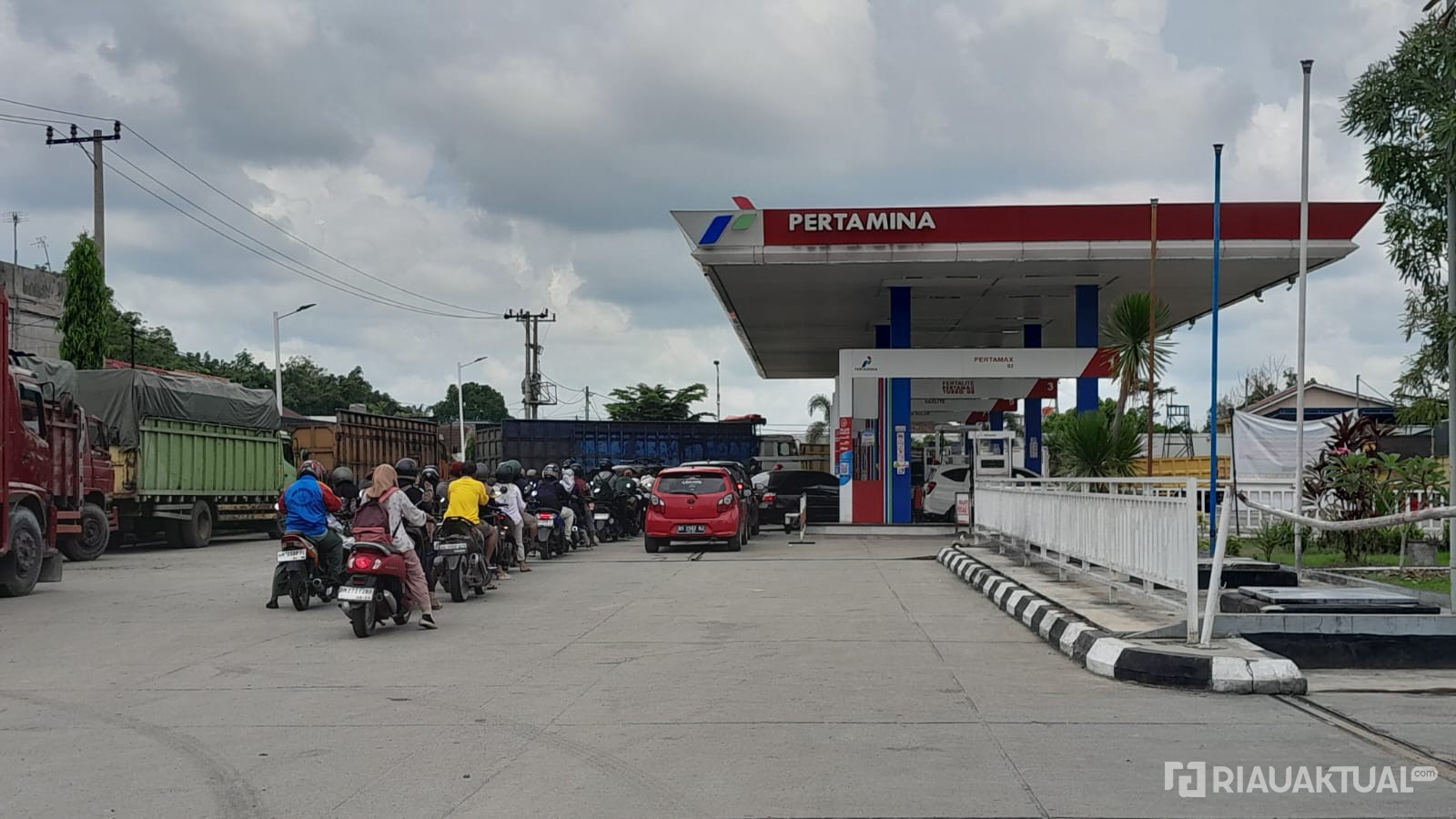 Antrean Pengisian BBM di SPBU Pekanbaru Mulai Normal
