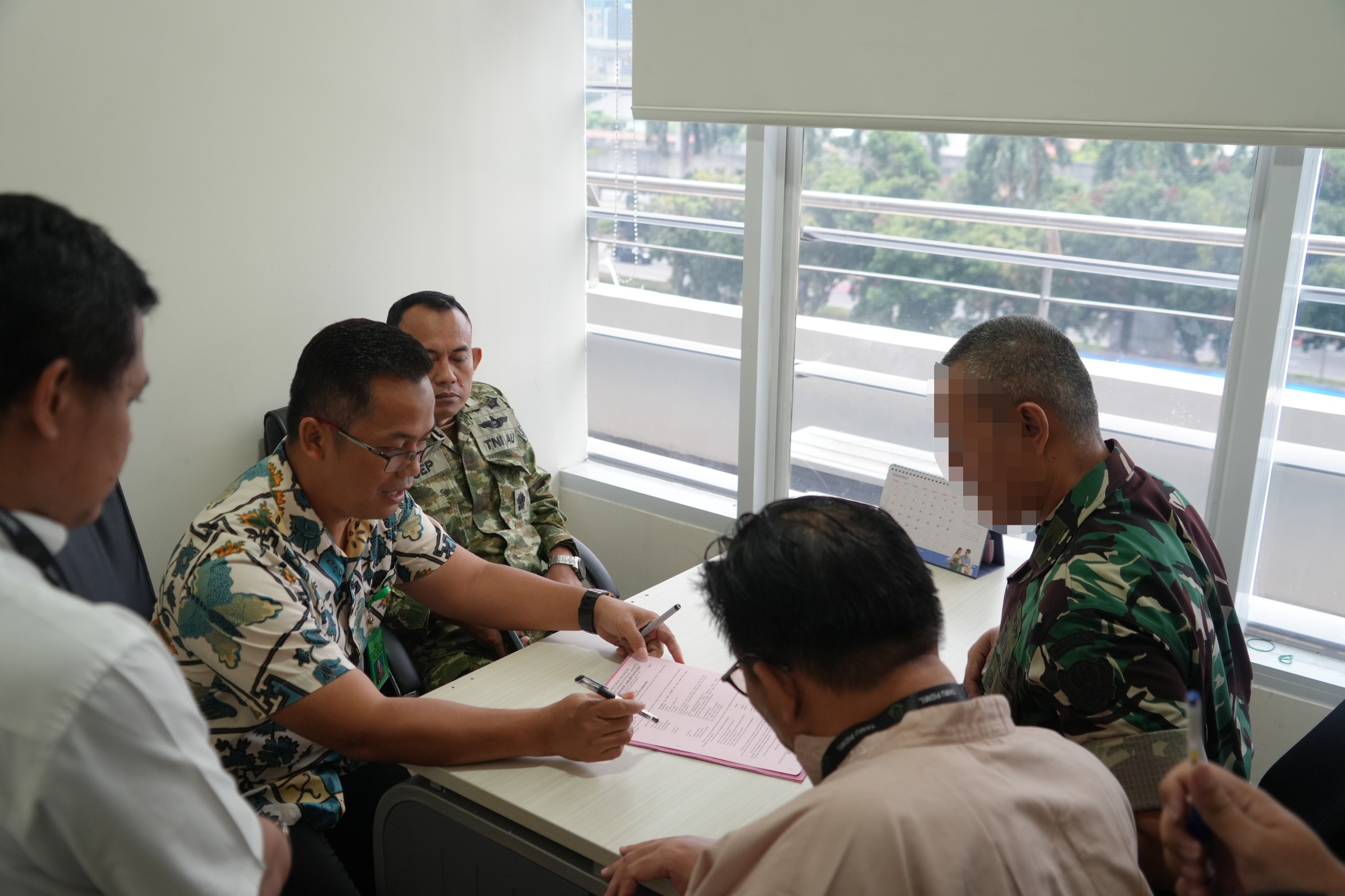 Kejagung Serahkan 5 Tersangka Korupsi Motor Listrik BGN ke Jaksa