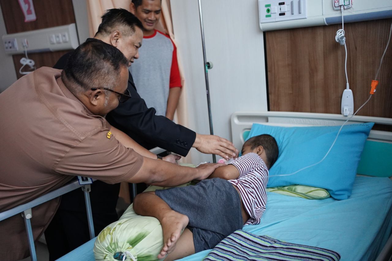 Pastikan Pelayanan Pasien, Plt Gubri Tinjau RSUD Arifin Achmad