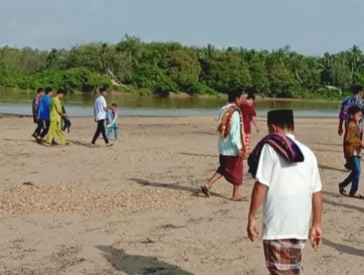 Salat Idul Fitri 1447 H di Pinggir Sungai Kuantan Tradisi yang Dirindukan Anak Rantau