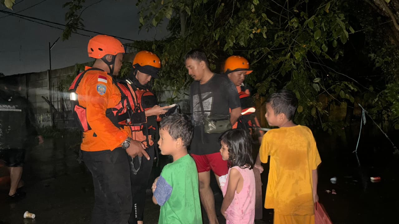 Rumah Terendam Banjir, 6 Warga Rumbai Timur Dievakuasi Basarnas Tengah Malam 