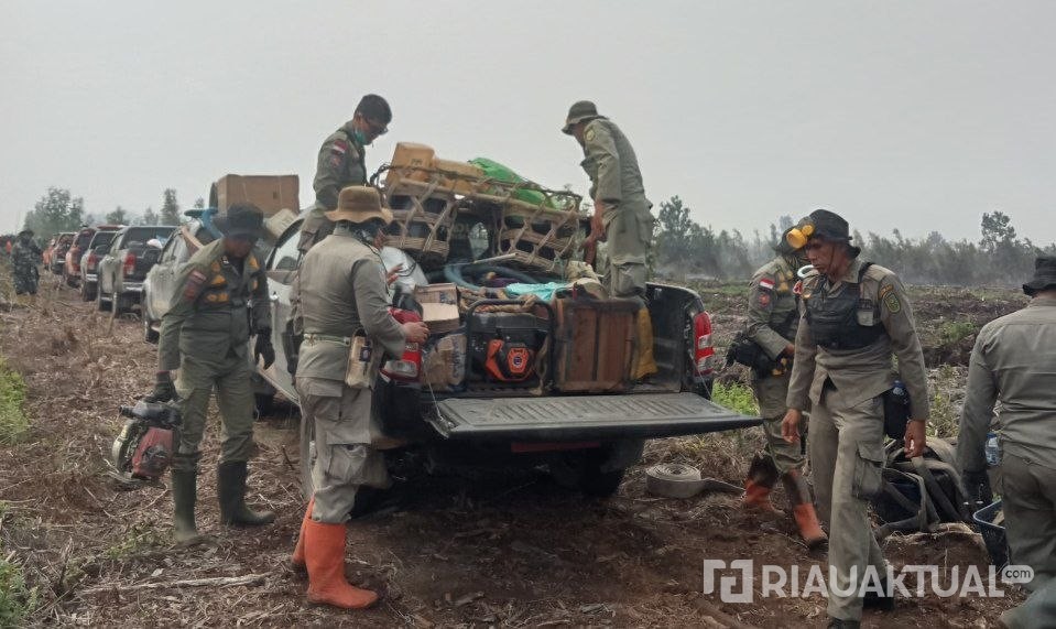 Pemprov Terjunkan Puluhan Personil Satpol PP Riau Untuk Pemadaman Karhutla di Siak