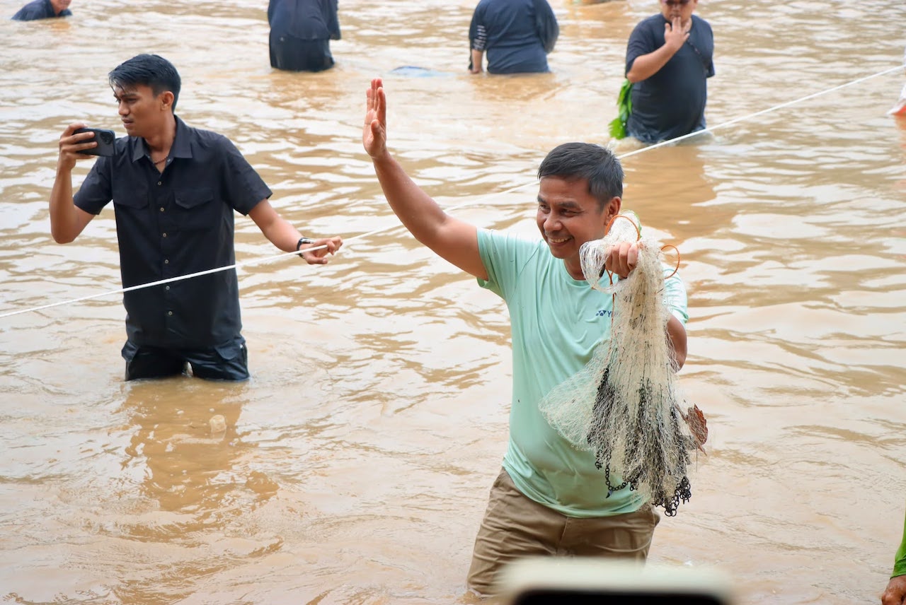 Buka Tradisi Ikan Antau Lubuk Larangan, Bupati Kampar Ajak Warga Jaga Adat dan Kelestarian Sungai