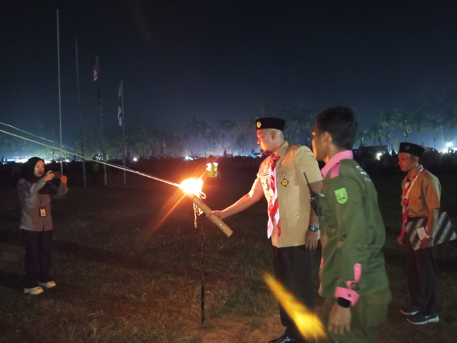 Bupati Inhu Nyalakan Api Unggun, 1.200 Pramuka Ikuti Kemah Budaya Siberida