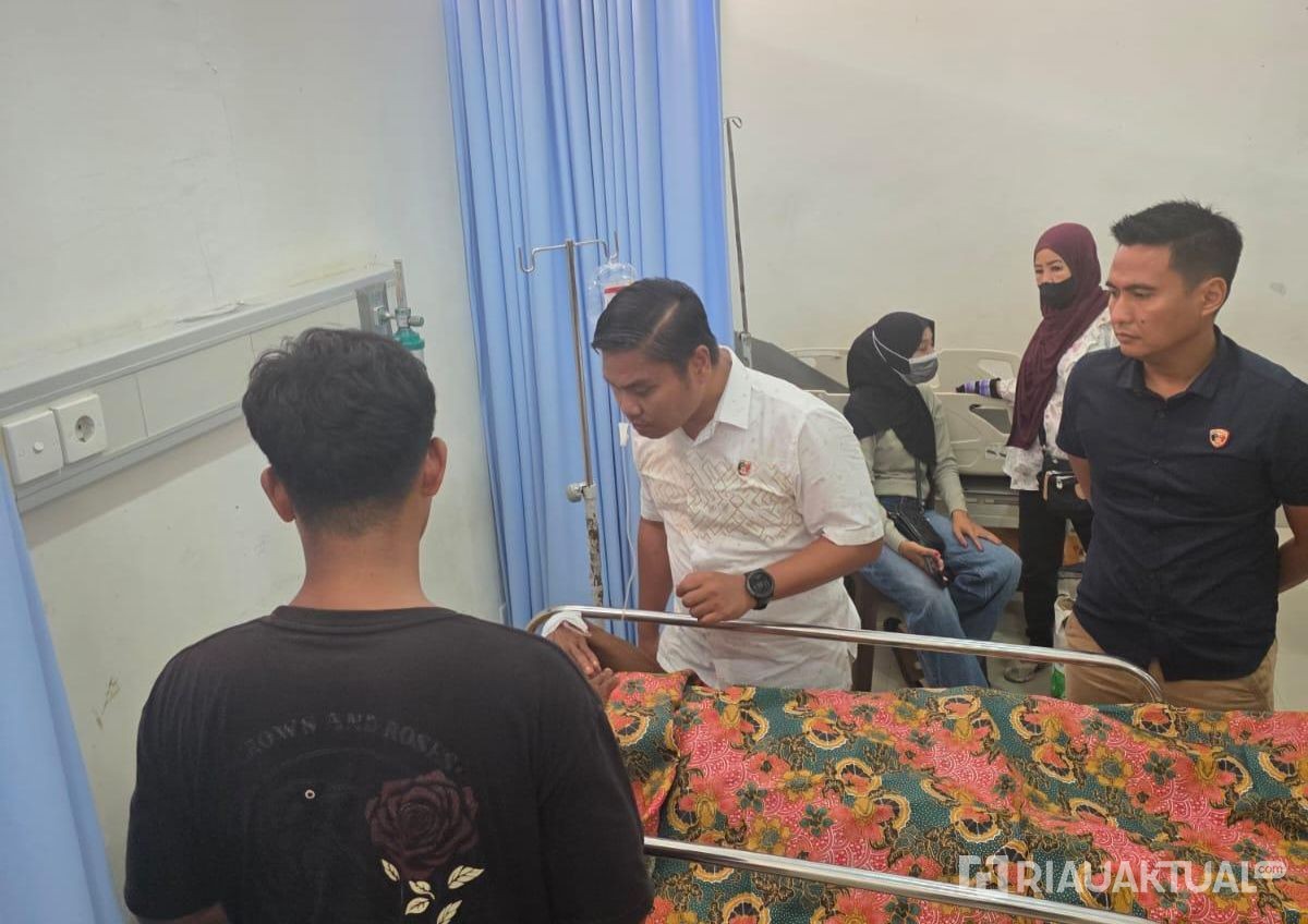 Kasat Reskrim Polres Siak Jenguk Penjaga Kantor yang Gagalkan Aksi Pencurian