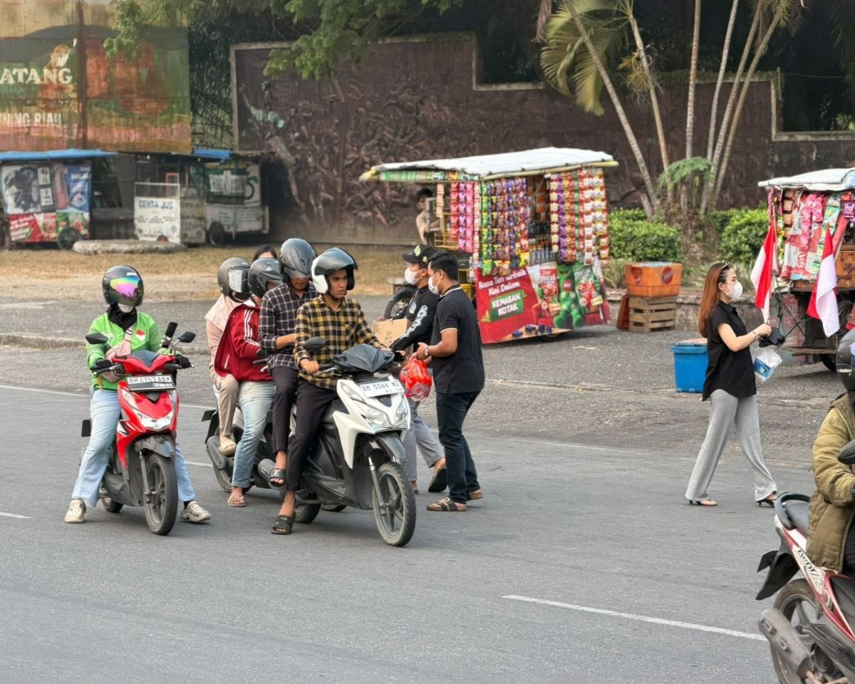 Antisipasi Kualitas Udara Memburuk, Komunitas Mobil Freedom People Bagikan Masker dan Susu Steril Gratis