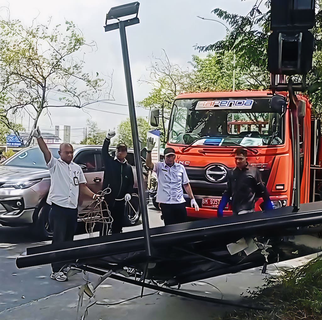 Tata Estetika Kota, Bapenda Pekanbaru Bongkar Reklame di Soekarno-Hatta