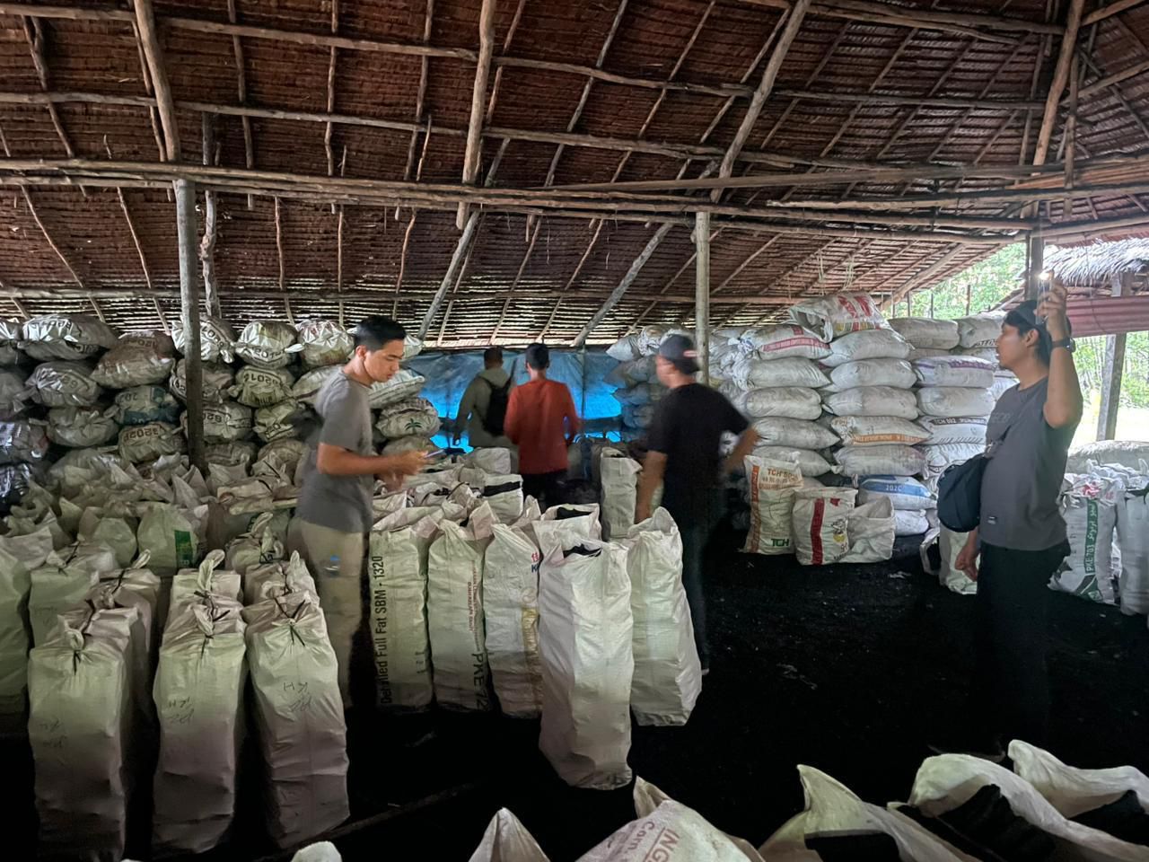 Polisi Bongkar Dapur Arang Ilegal di Meranti, 3 Orang Jadi Tersangka