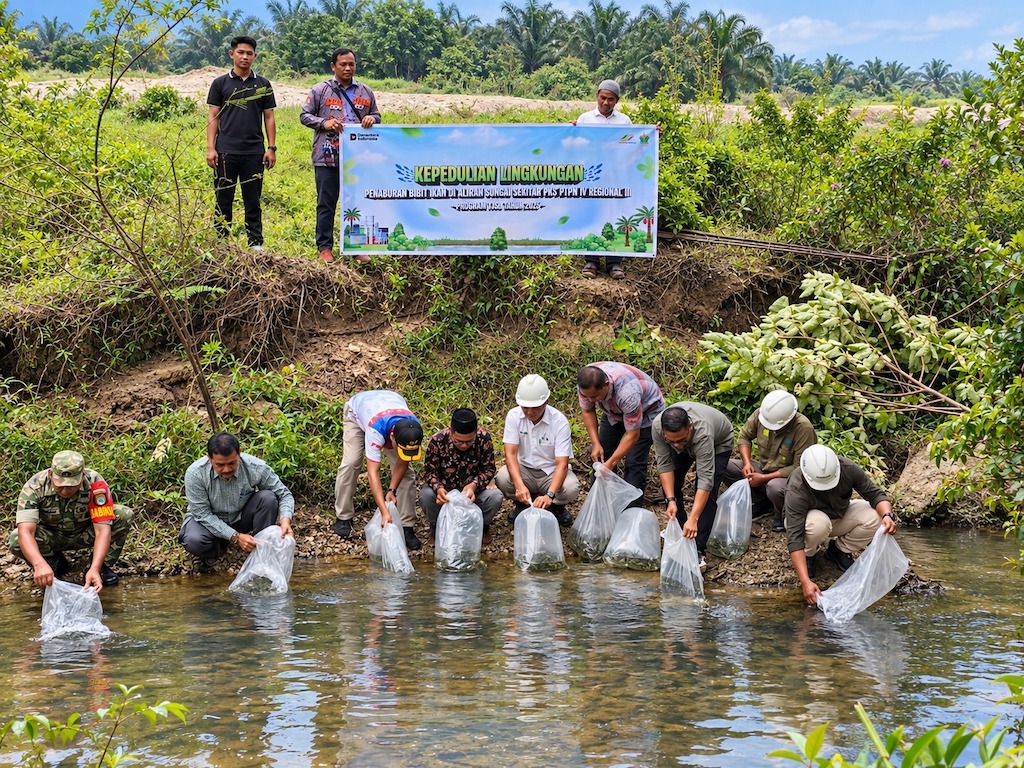 PTPN IV PalmCo Tebar 60.000 Bibit Ikan di 12 Sungai di Riau
