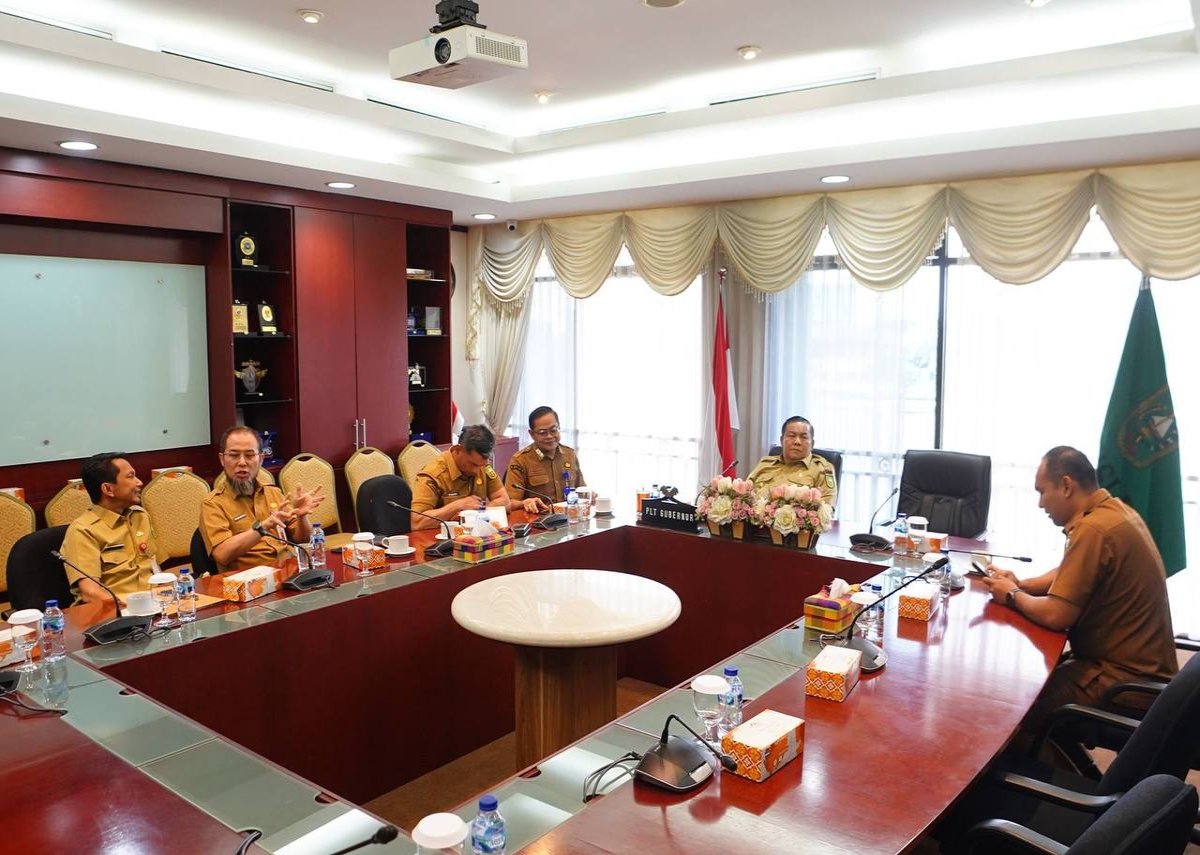 Gandeng Pemko Pekanbaru, Plt Gubri Segera Atasi Persoalan Banjir di Jalan Sudirman