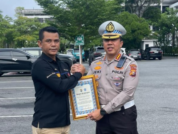 Dirlantas Polda Riau Beri Penghargaan Personel Berprestasi, Tekankan Pelayanan Humanis