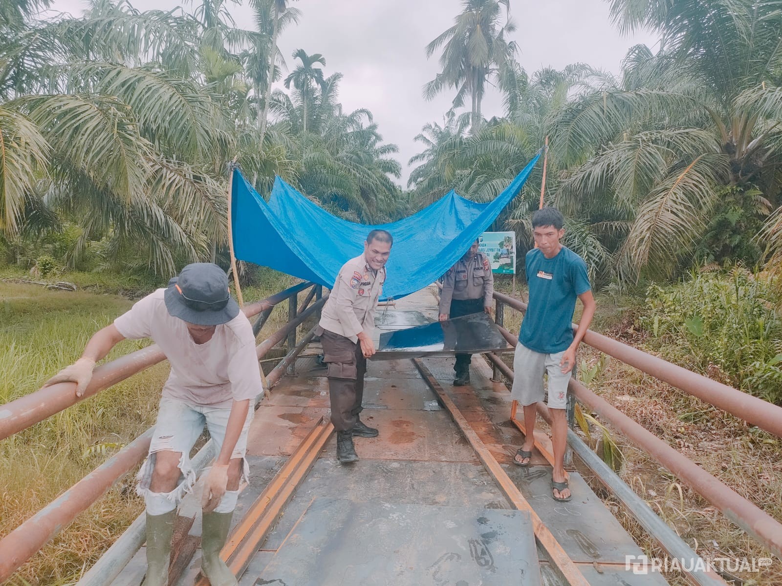Sudah 30 Persen, Polsek Rimba Melintang dan Warga Renovasi Jembatan Merah Putih Presisi di Rohil