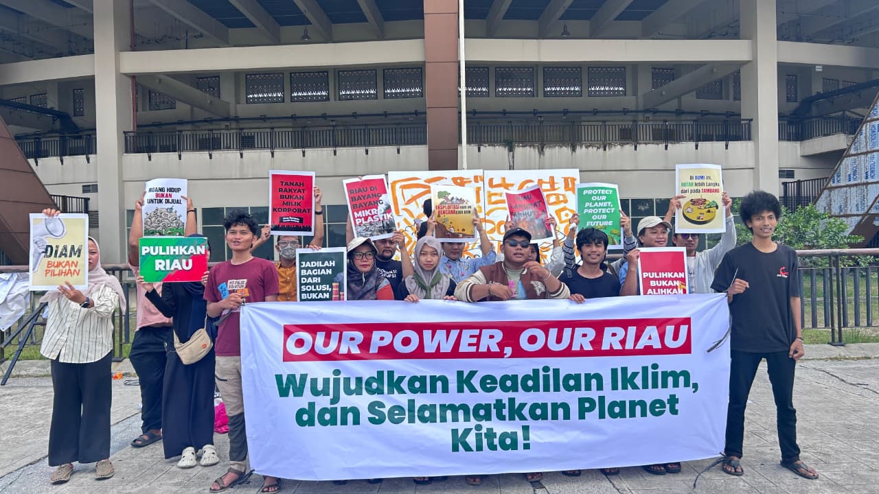 Aksi Mural Hari Bumi di Pekanbaru, Walhi Riau Soroti Transisi Energi Berkeadilan