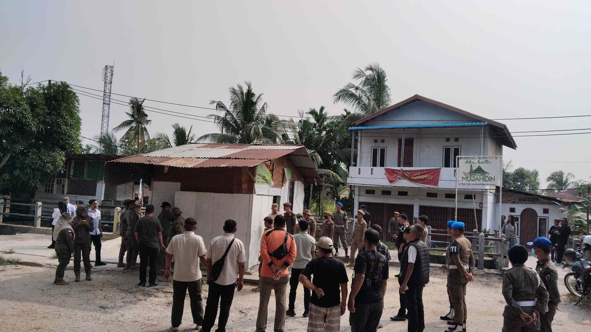 Peningkatan Infrastruktur Dimulai, Satpol PP Pekanbaru Tertibkan Bangunan Liar di Jalan Pesisir