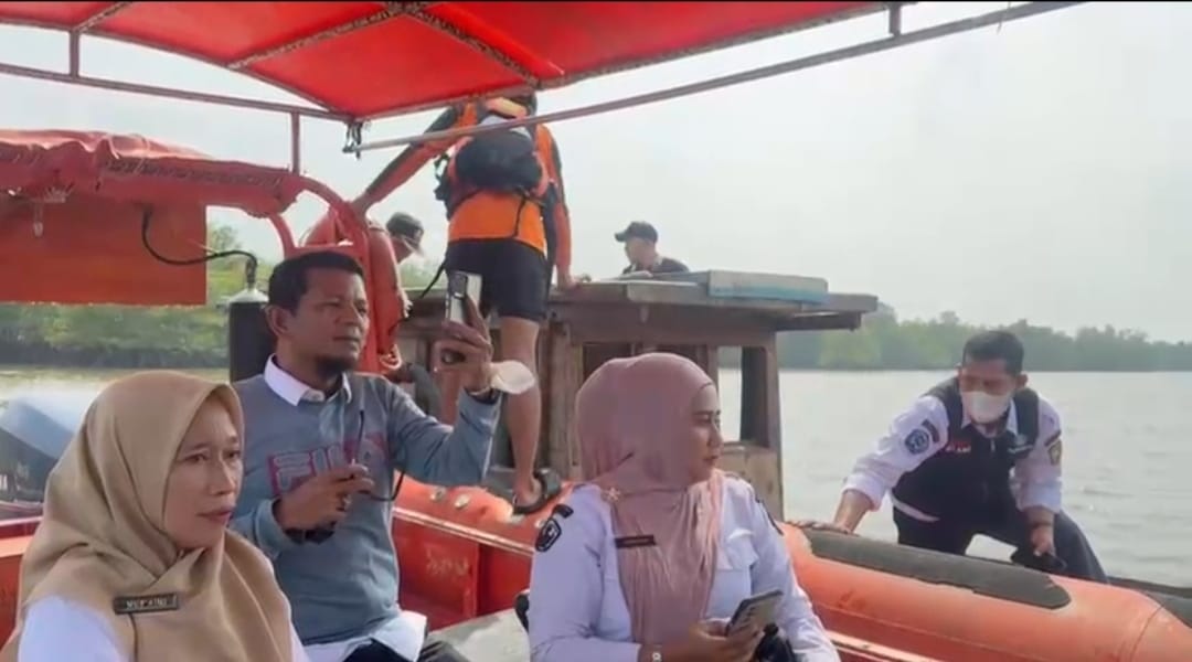 Guru di Pedalaman Meranti Terjebak di Tengah Sungai, Perahu Mati Mesin Saat Hendak Mengajar