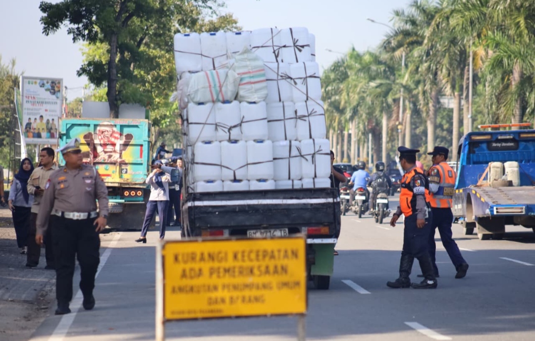 Dishub Pekanbaru dan Petugas Gabungan Tilang Angkutan ODOL yang Nekat Masuk Jalan Protokol 