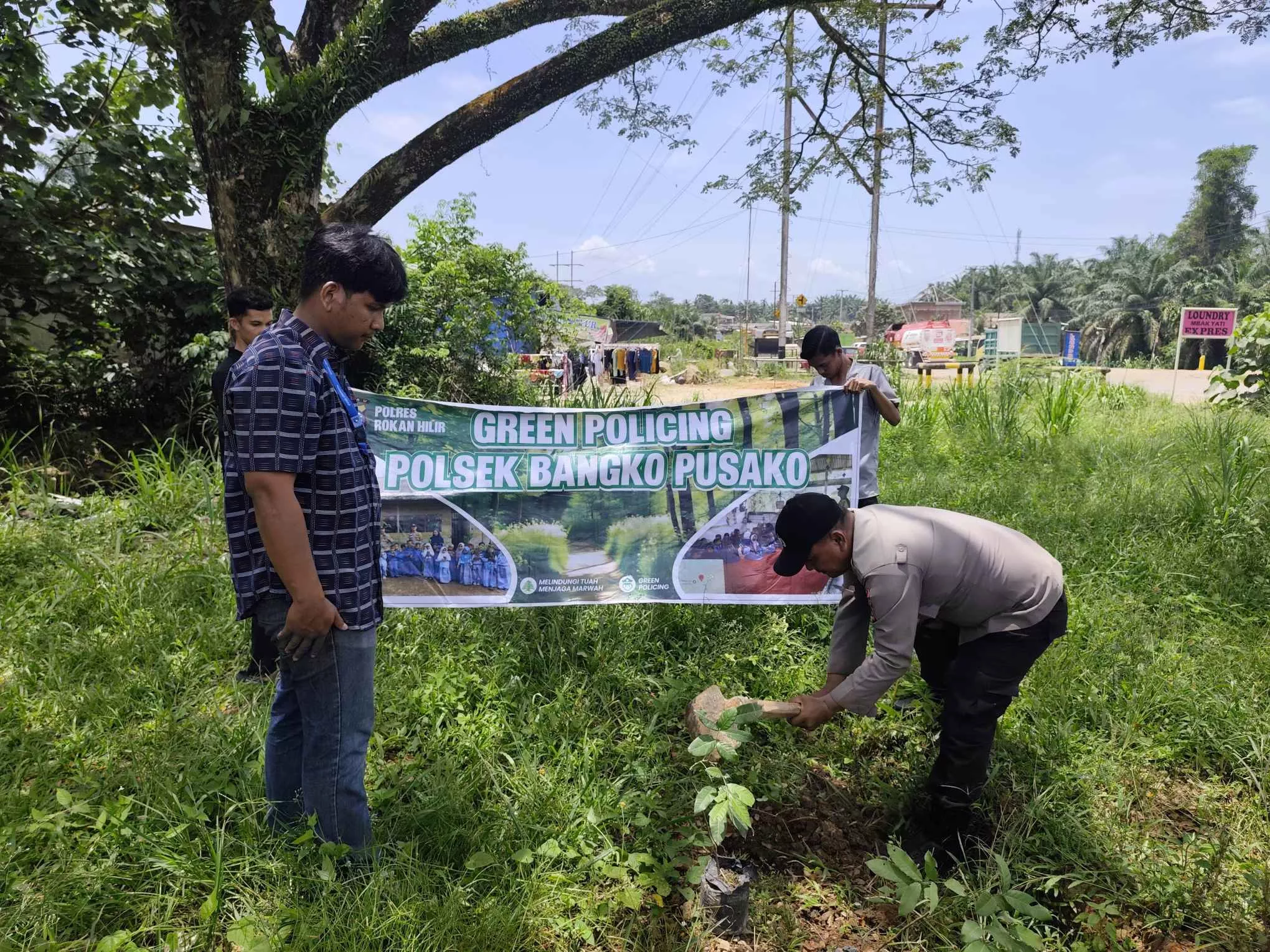 Polsek Bangko Pusako Tanam Pohon Lengkeng, Gaungkan Program Green Policing Kapolda Riau