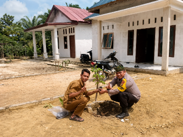 Green Policing, Polsek Rimba Melintang Tanam Bibit Durian dan Mahoni di Harapan Jaya