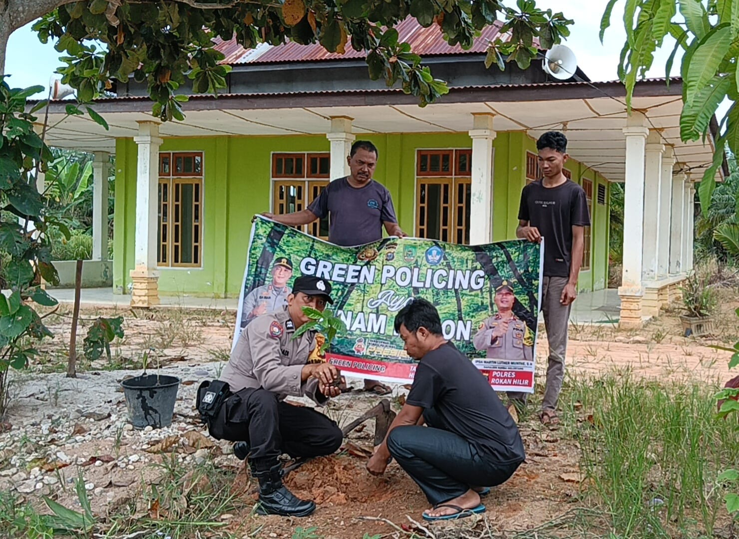 Green Policing, Polsek Rimba Melintang Tanam Pohon di Musalla Al Wadah Rohil 